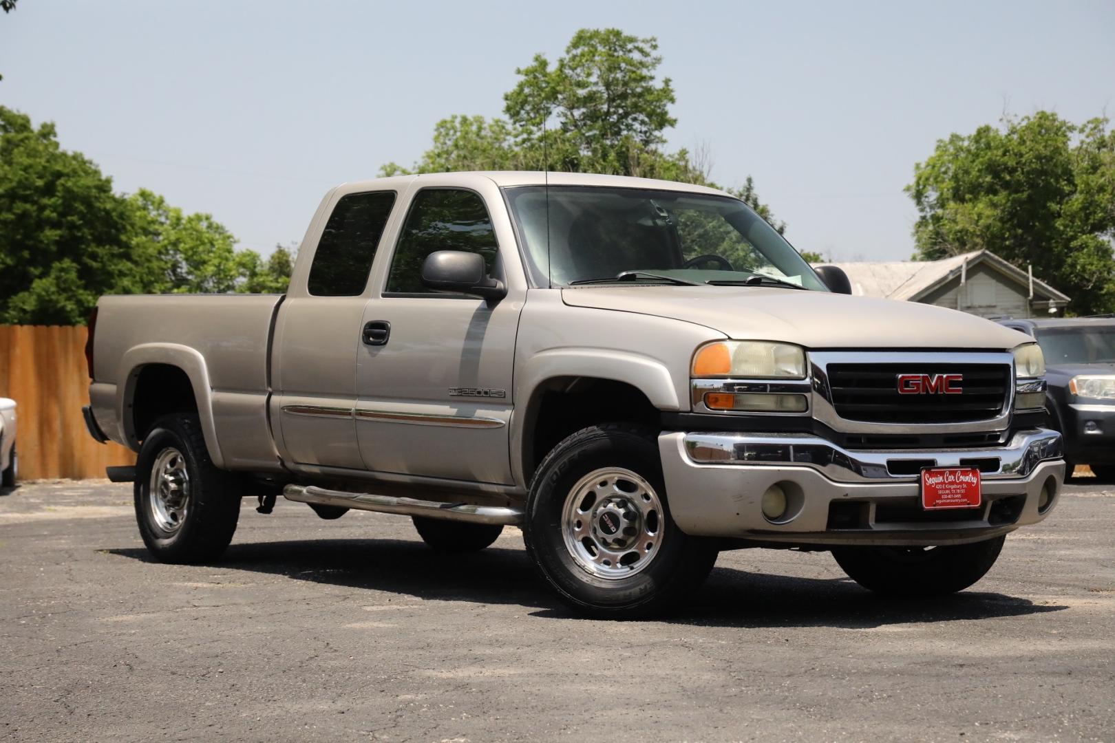 2004 SILVER GMC SIERRA 2500HD SLT Ext. Cab Short Bed 2WD (1GTHC29U64E) with an 6.0L V8 OHV 16V engine, 4-SPEED AUTOMATIC OR 5-SPEED AUTOMATIC OR 6-SP transmission, located at 420 E. Kingsbury St., Seguin, TX, 78155, (830) 401-0495, 29.581060, -97.961647 - Photo#0